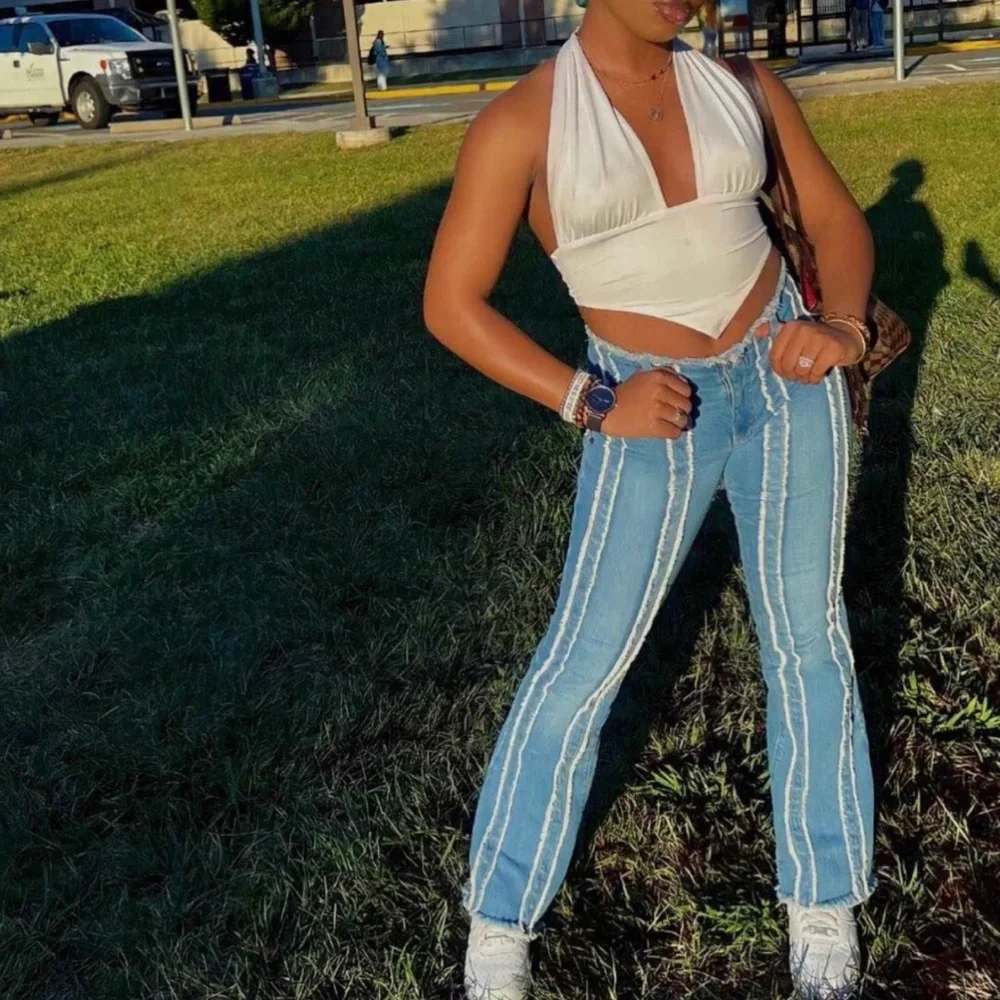 Women's Low-Rise Flare Jeans with Frayed Seaming - Picture 4 of 6